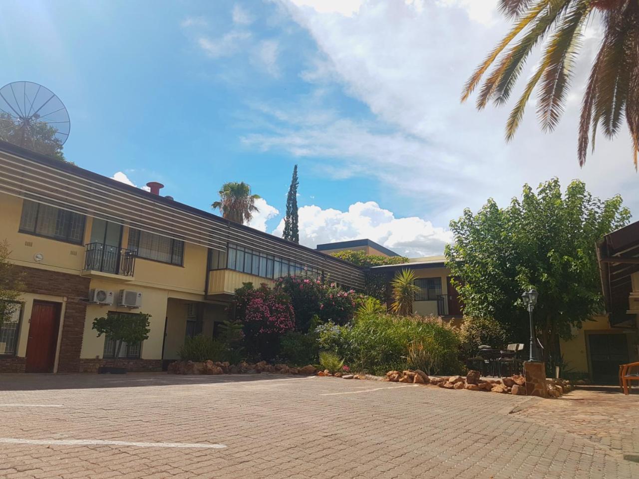 Hotel Pension Steiner Windhoek Exterior foto